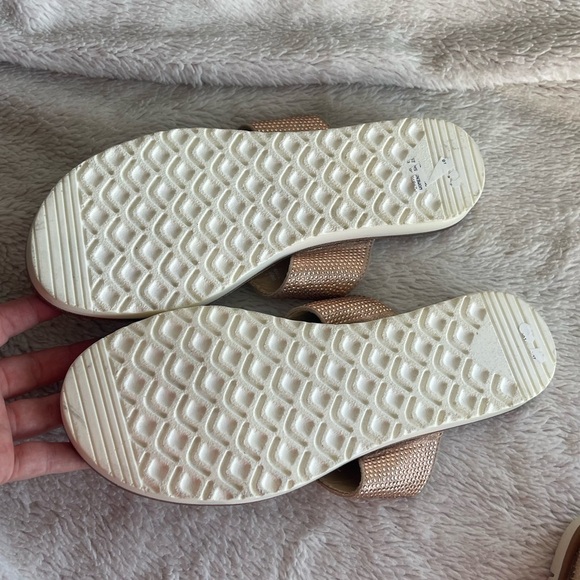 Xoxo Dorcie lightweight thong strap sandals - Picture 5 of 8